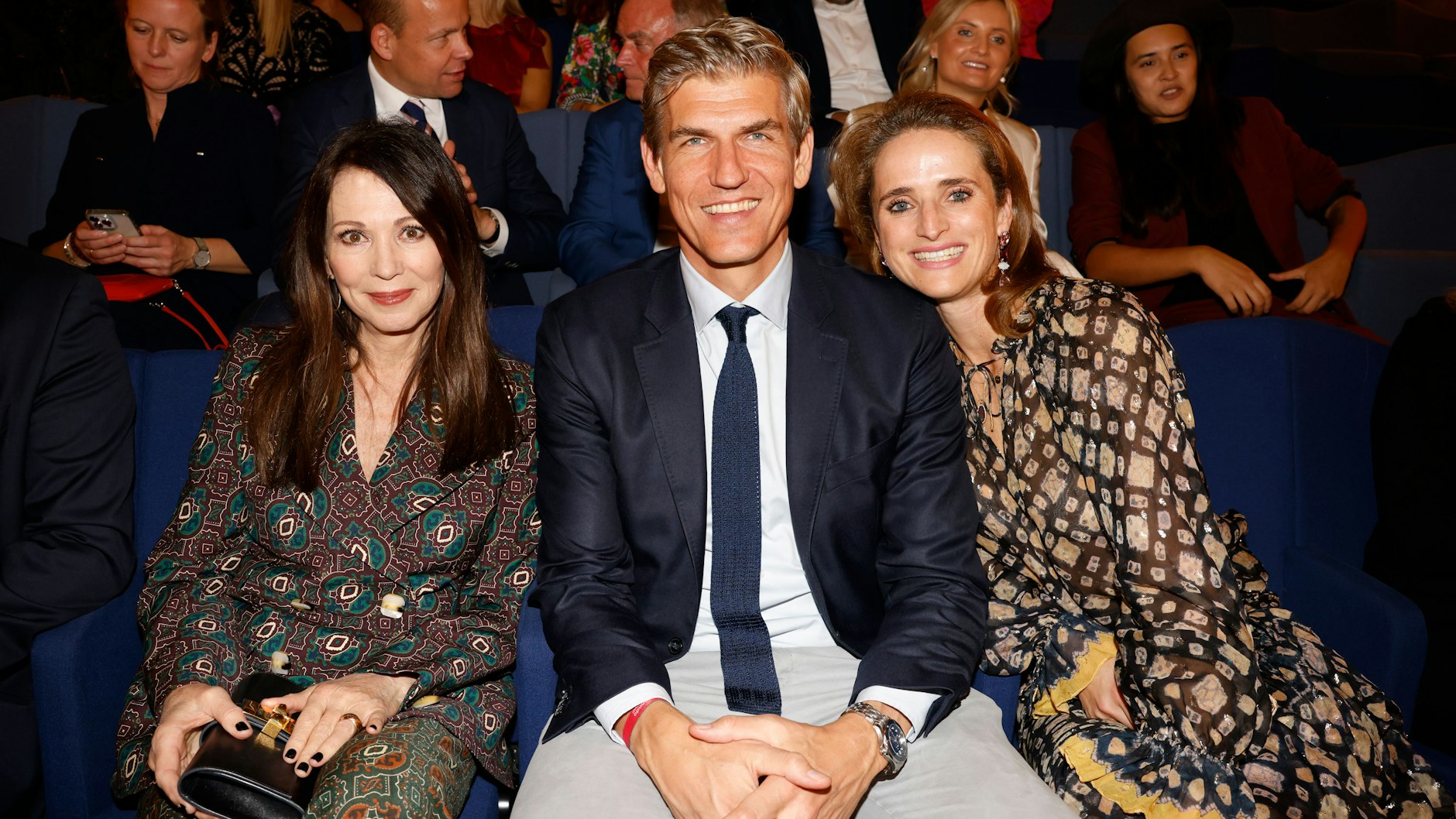 Die Bold-Jury-Mitglieder Iris Berben (l.) und Philipp Pausder (mit Verena Pausder).