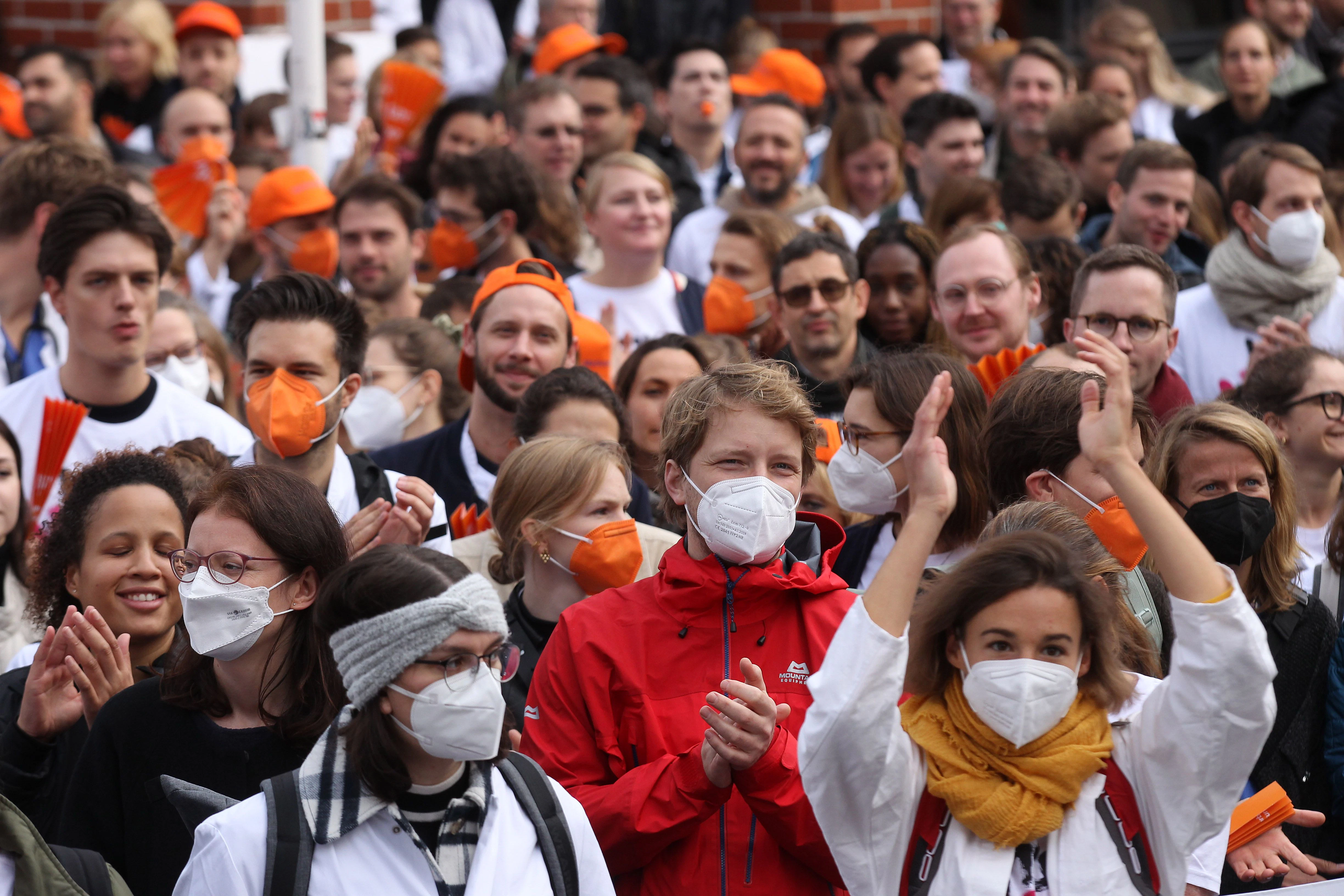 Charité-Ärzte demonstrieren vor dem Bettenhaus in Berlin-Mitte für bessere Arbeitsbedingungen.
