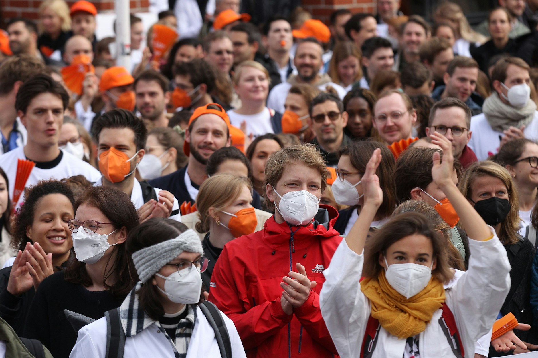 Charité-Ärzte demonstrieren vor dem Bettenhaus in Berlin-Mitte für bessere Arbeitsbedingungen.