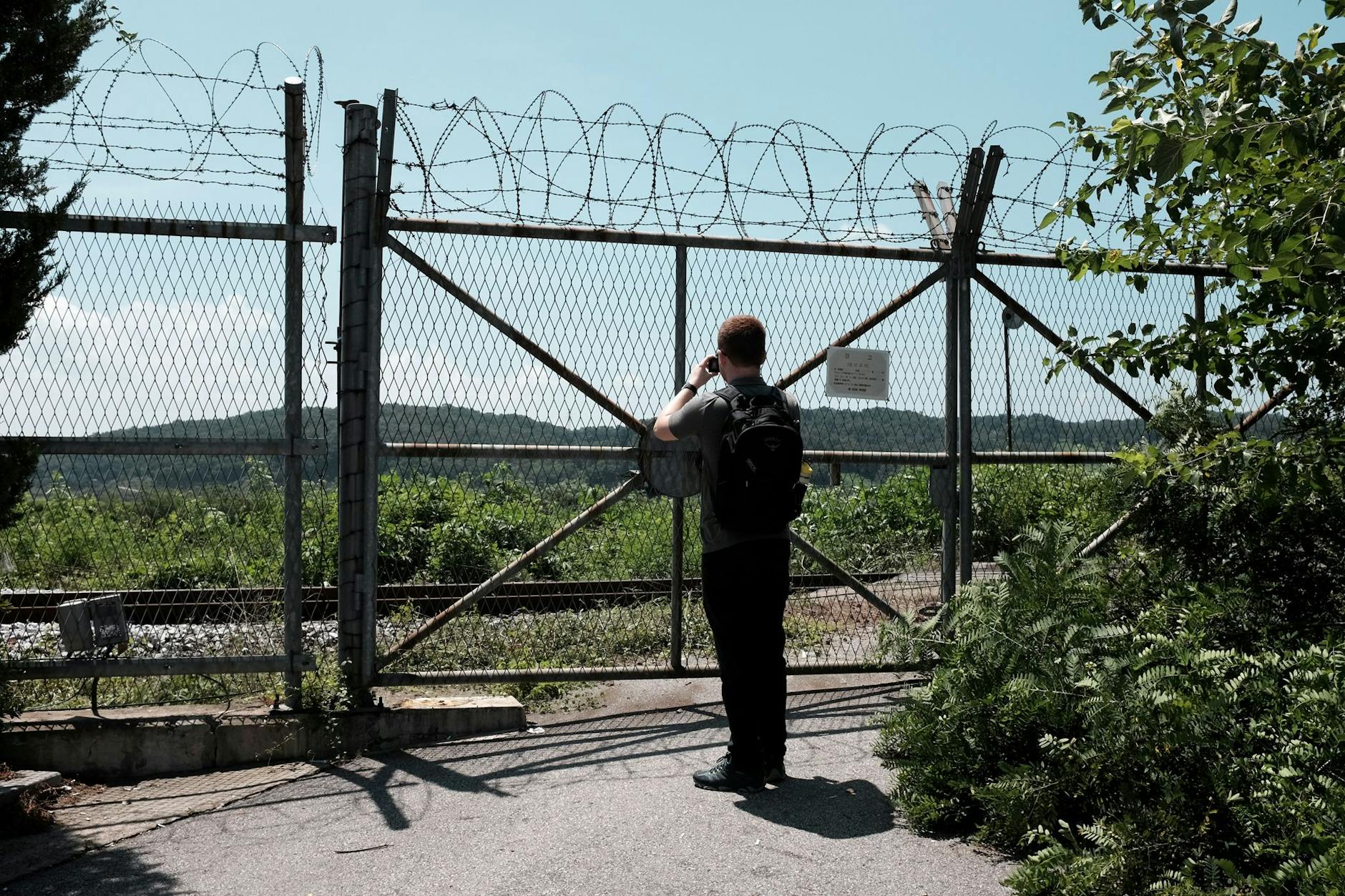 Ein Tourist fotografiert eine Absperrung in der DMZ.