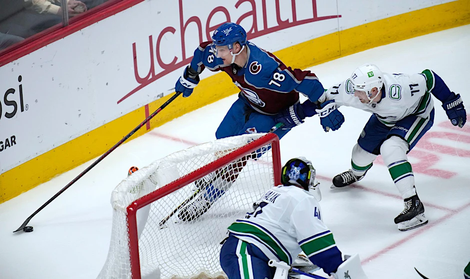 Colorado Avalanche-Center Nico Sturm (hinten,l) in Aktion.  ld