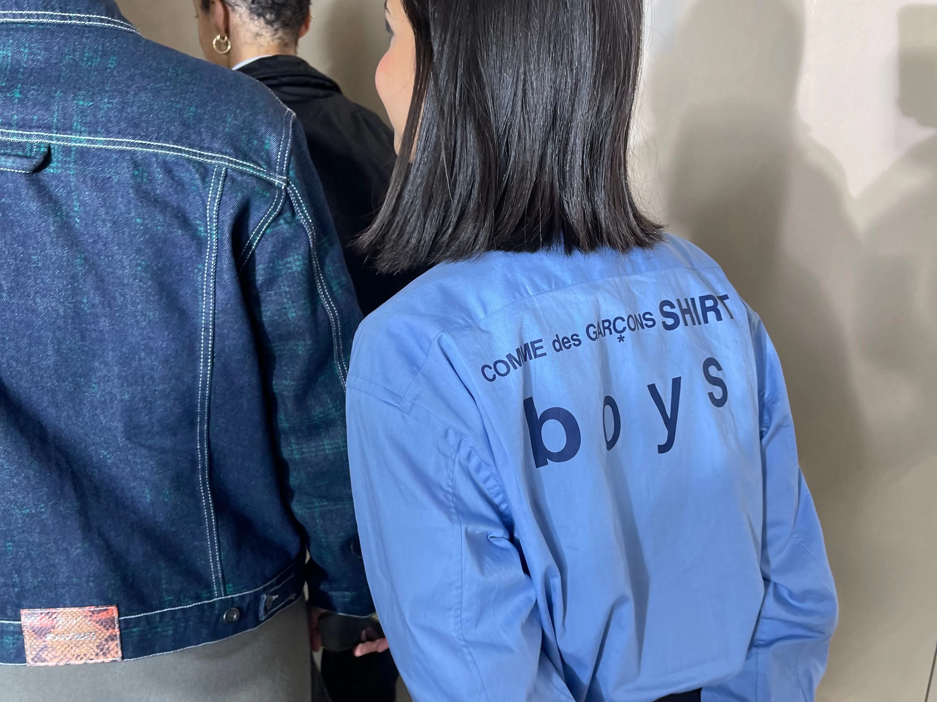 Girls tragen Boys-Shirts.