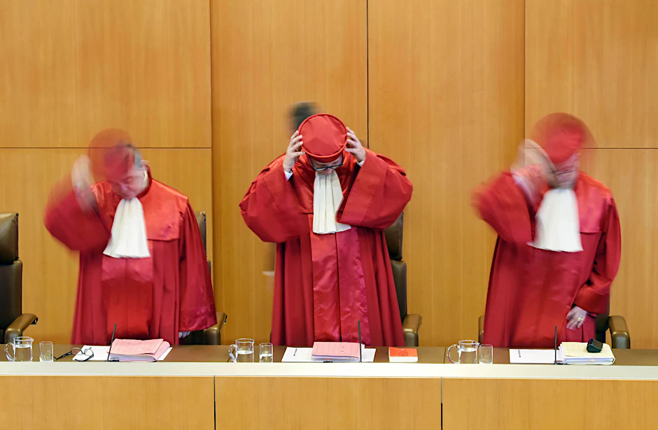 Verfassungsrichter Peter Müller (li.) hat sich zu den Wahlpannen in Berlin geäußert (Symbolbild).&nbsp;