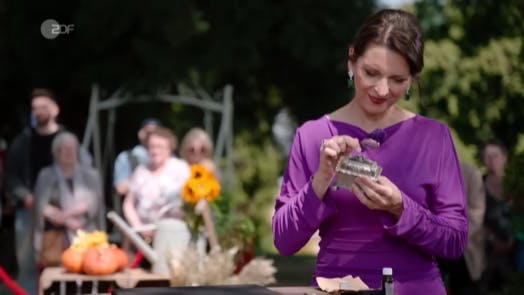 „Bares für Rares“-Expertin Wendela Horz ist gerührt von der kleinen Schatzkiste.