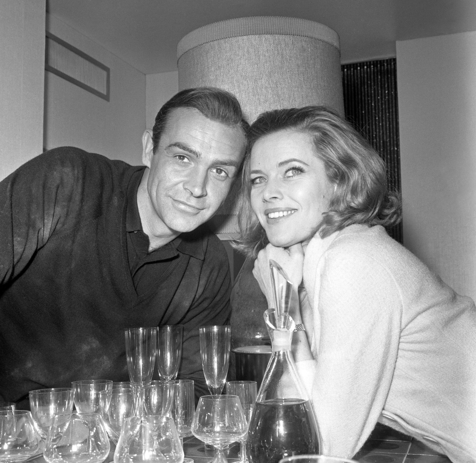 ARCHIV - Sean Connery und Honor Blackman bei den Dreharbeiten zum James-Bond-Klassiker «Goldfinger» (1964).  