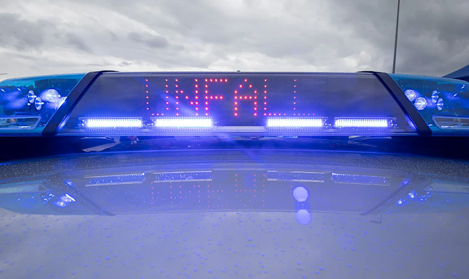 ARCHIV - Ein Blaulicht und eine LED-Anzeige leuchten auf dem Dach eines Polizeifahrzeugs.  