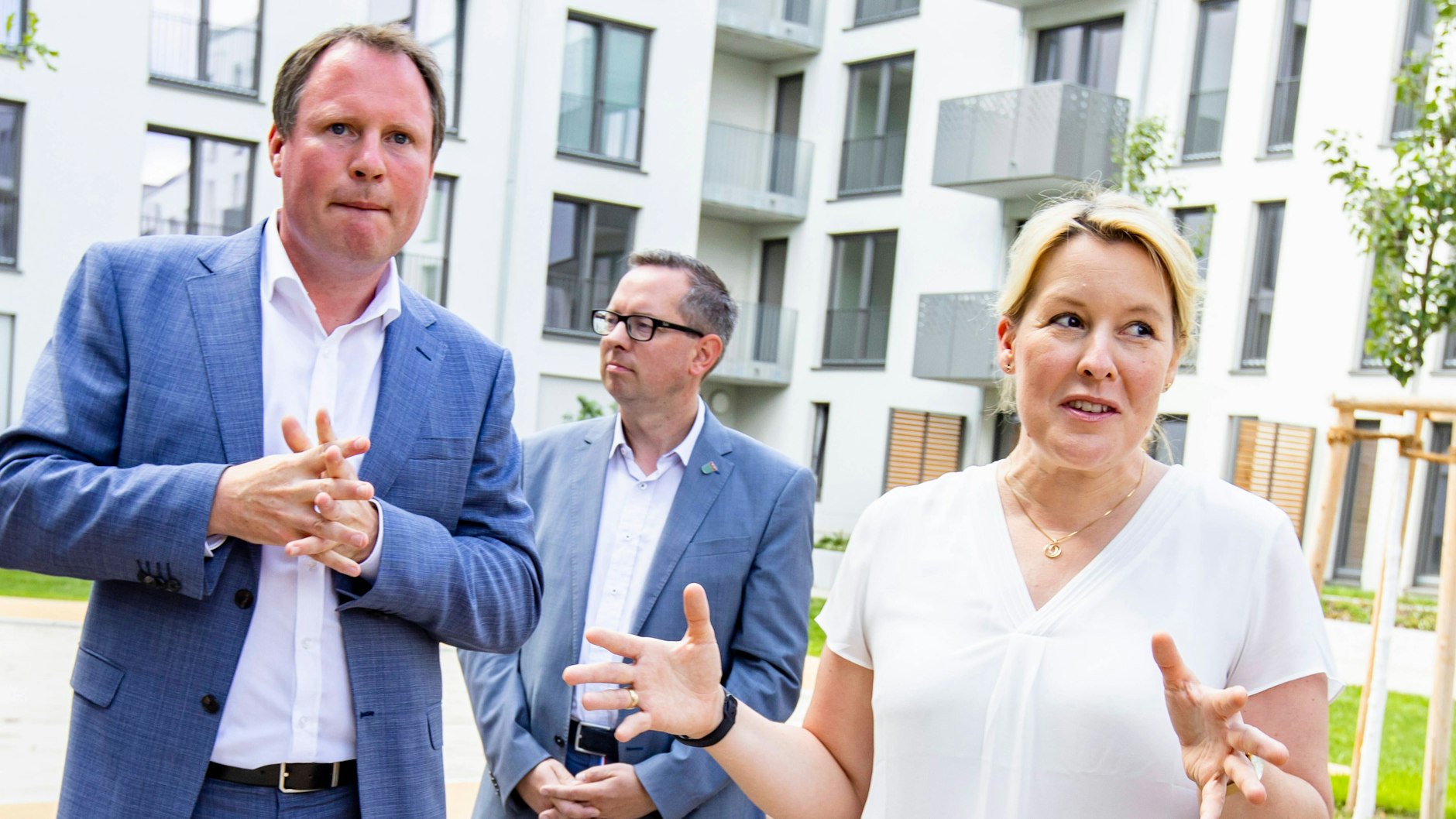 Die Regierende Bürgermeisterin Franziska Giffey und Ulrich Schiller von der Howoge (li.) beim Besuch der Wohnbauprojekt der HOWOGE in Adlershof im August.&nbsp;&nbsp;