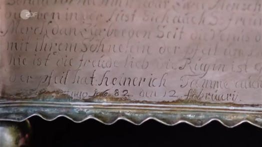 Auf der Rückseite der Kiste, die bei „Bares für Rares“ verkauft werden soll, steht ein handgeschriebenes Gedicht.