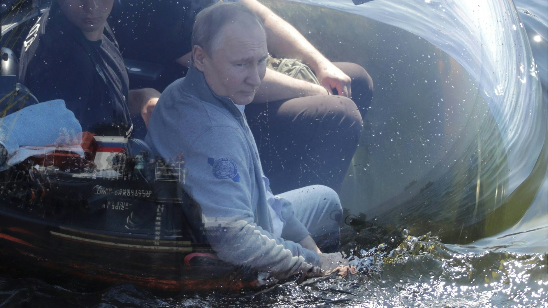 Wladimir Putin taucht mit einem Forschungs-U-Boot, der russische Präsident hatte die Poseidon-Supertorpedos 2018 schon angekündigt.