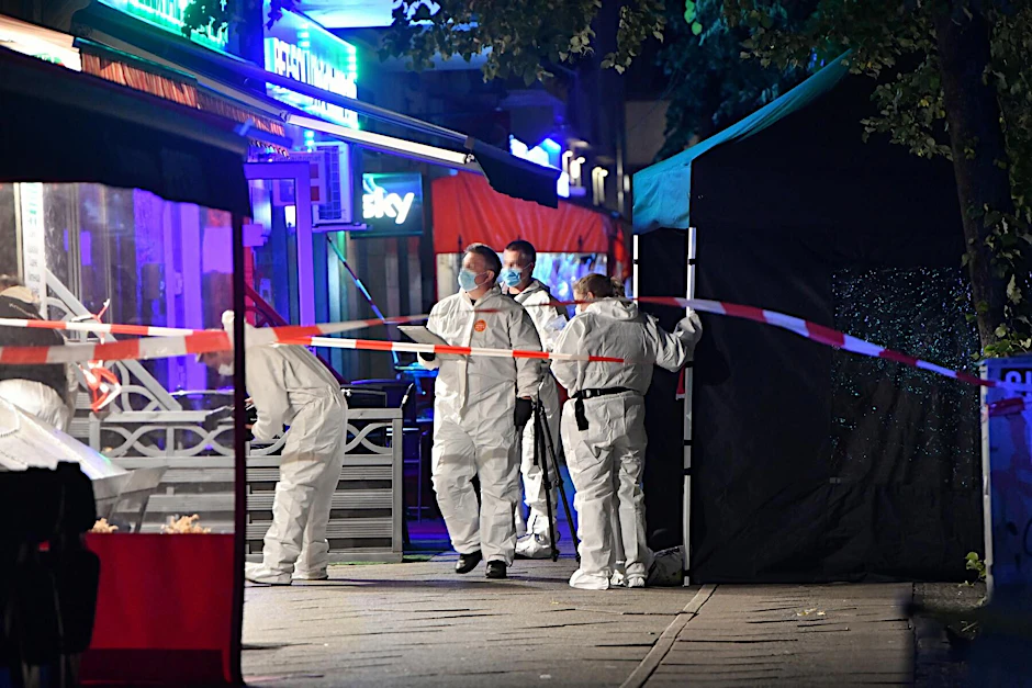 Kriminaltechniker untersuchen den Tatort: Vor dieser Shisha-Bar an der Schulstraße in Wedding fielen vor einem Jahr die tödlichen Schüsse – das Ende einer Blut-Fehde.