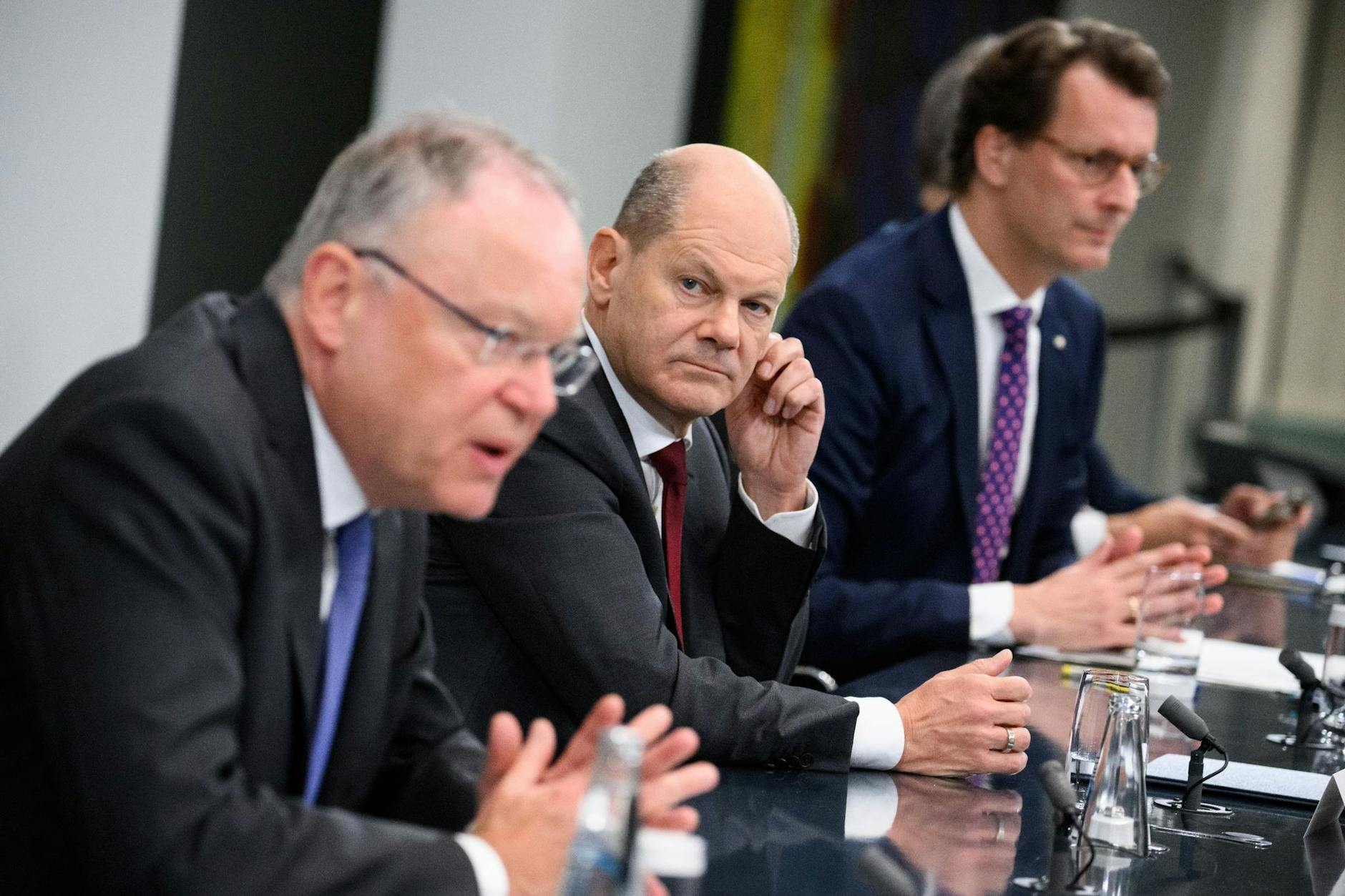 Niedersachsens Ministerpräsident Stephan Weil, Bundeskanzler Olaf Scholz (beide SPD) und Hendrik Wüst (CDU), Ministerpräsident von Nordrhein-Westfalen, bei der Pressekonferenz nach der MPK. Zu berichten gab es nichts.