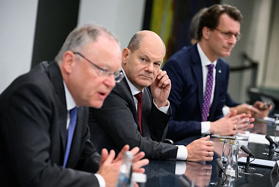 Niedersachsens Ministerpräsident Stephan Weil, Bundeskanzler Olaf Scholz (beide SPD) und Hendrik Wüst (CDU), Ministerpräsident von Nordrhein-Westfalen, bei der Pressekonferenz nach der MPK. Zu berichten gab es nichts.