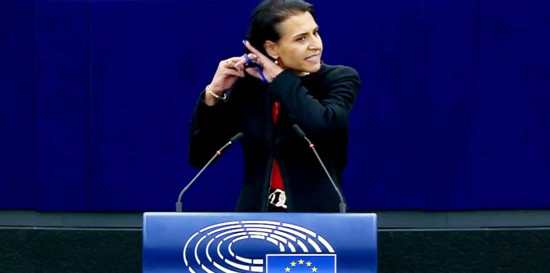 Krasse Geste: EU-Abgeordnete schneidet sich während ihrer Rede die Haare ab – DAS steckt dahinter!