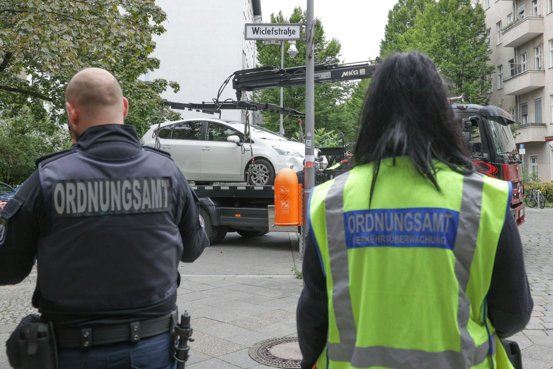 Mitarbeiter des Ordnungsamts lassen ein Fahrzeug abschleppen (Symbolbild).
