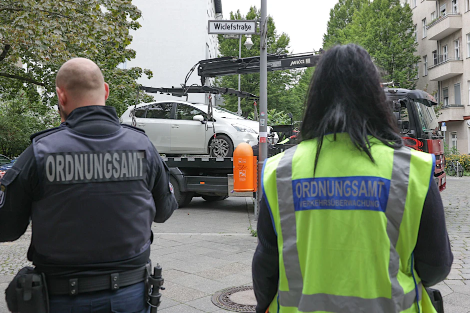 Mitarbeiter des Ordnungsamts lassen ein Fahrzeug abschleppen (Symbolbild).