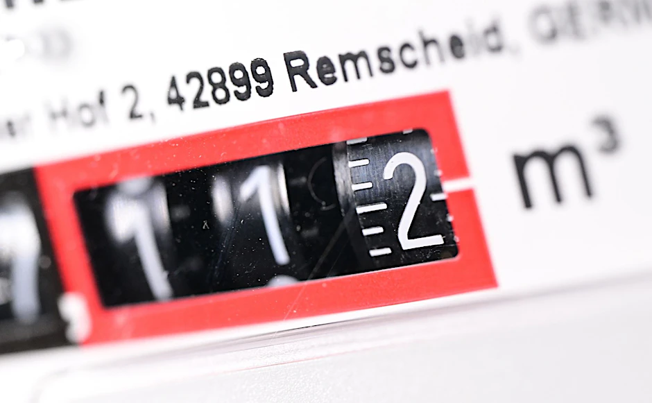 ARCHIV - Anzeige einer Gasuhr in einem Privathaus: Eine Experten-Kommission will Empfehlungen zur Gaspreisbreme erarbeiten.  