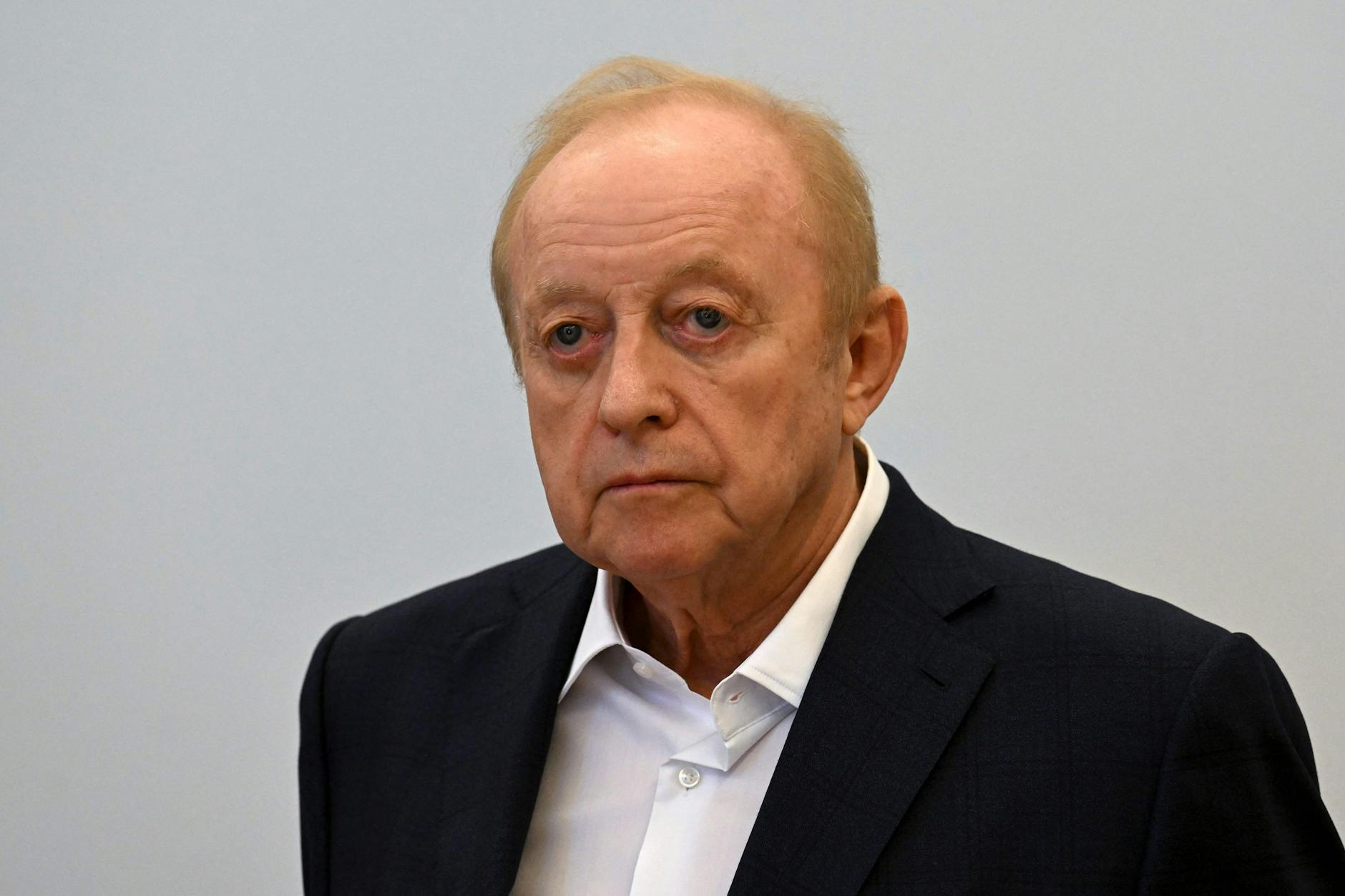 Sichtlich von den Geschehnissen mitgenommen kam Alfons Schuhbeck zum Prozess in den Münchner Gerichtssaal.