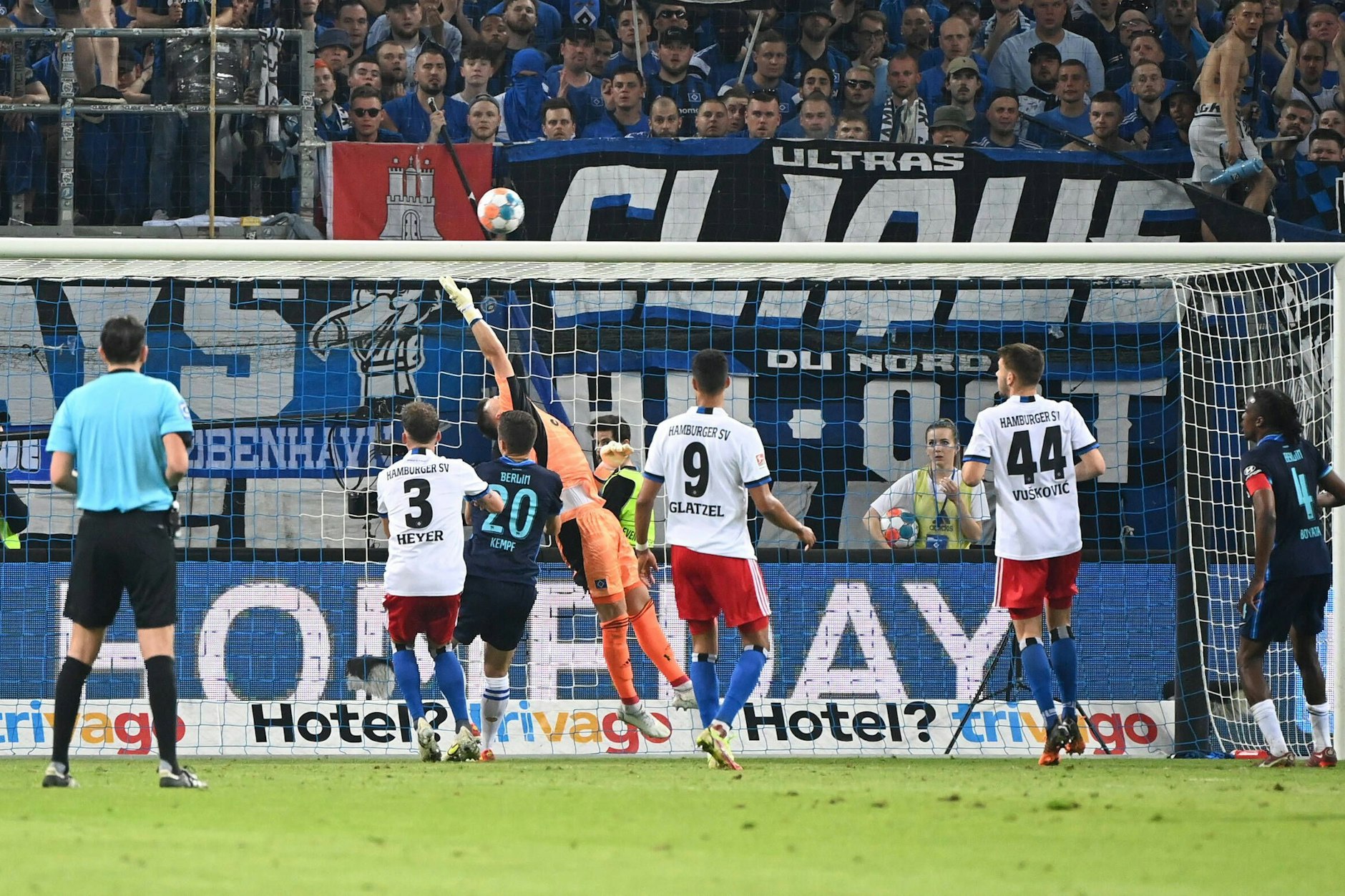 Marvin Plattenhardt (nicht im Bild) zirkelte in der Relegation beim Hamburger SV einen Freistoß direkt ins Tor und rettete Hertha BSC den Klassenerhalt.