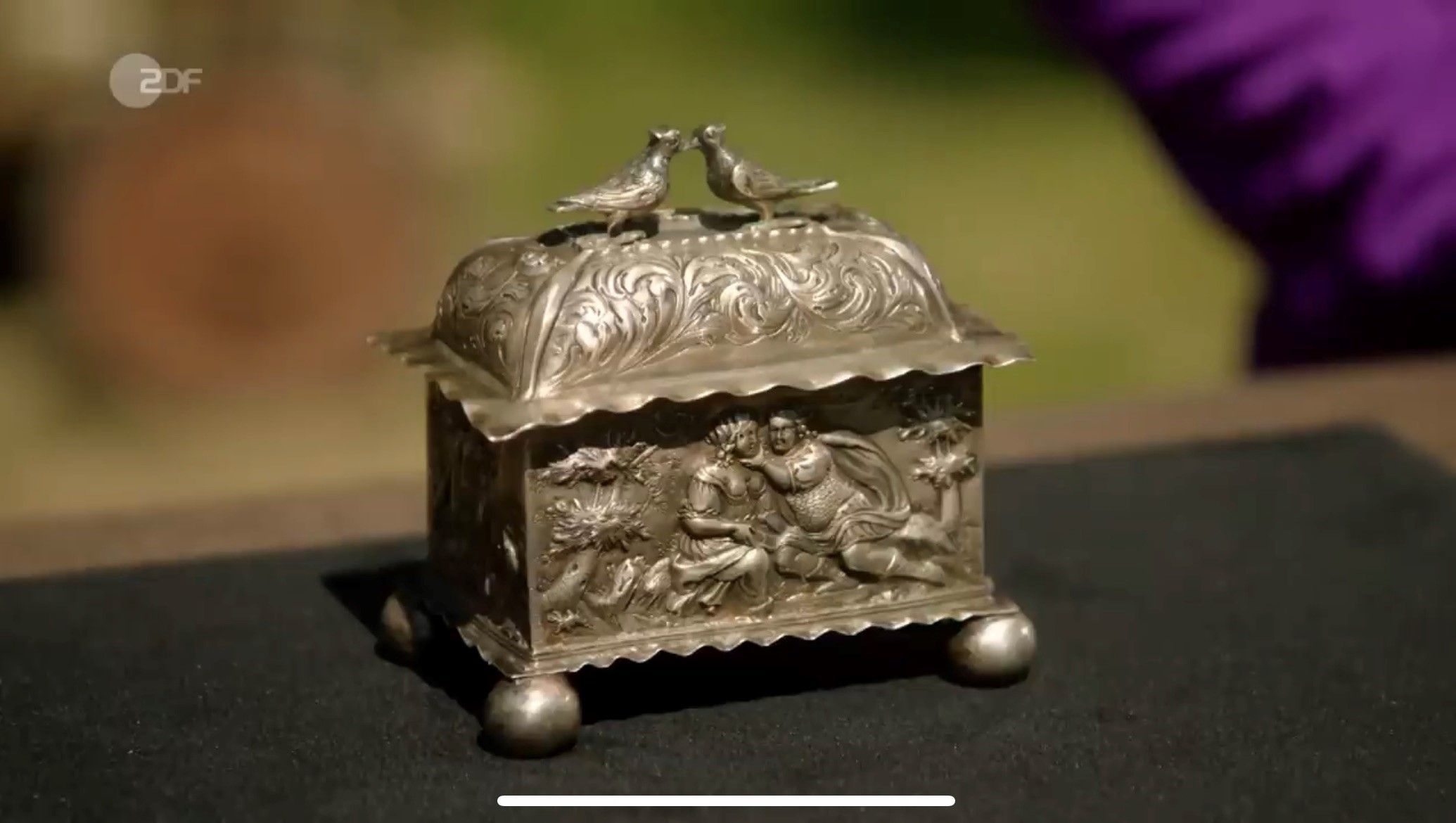 Image - Dramatisches Duell bei „Bares für Rares XXL“: 400 Jahre alte Schatzkiste erzielt zigfachen Wunschpreis