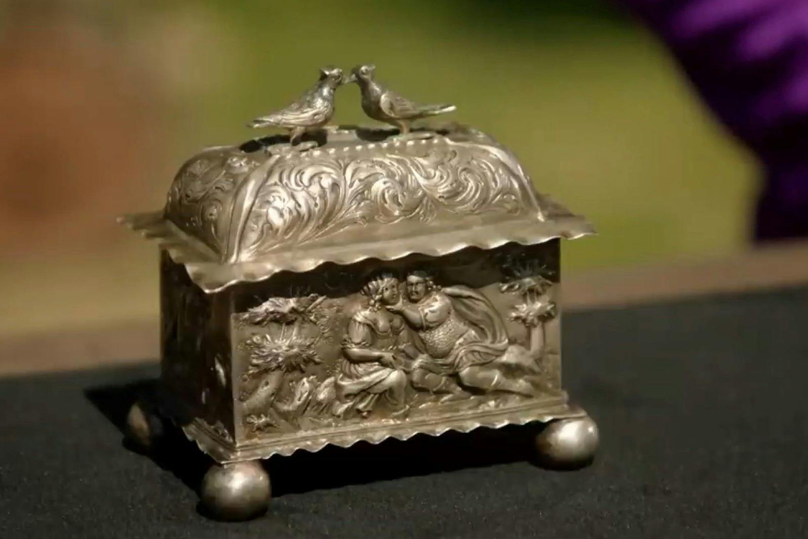 In der XXL-Show von „Bares für Rares“ steht diese Hochzeitskiste zum Verkauf.