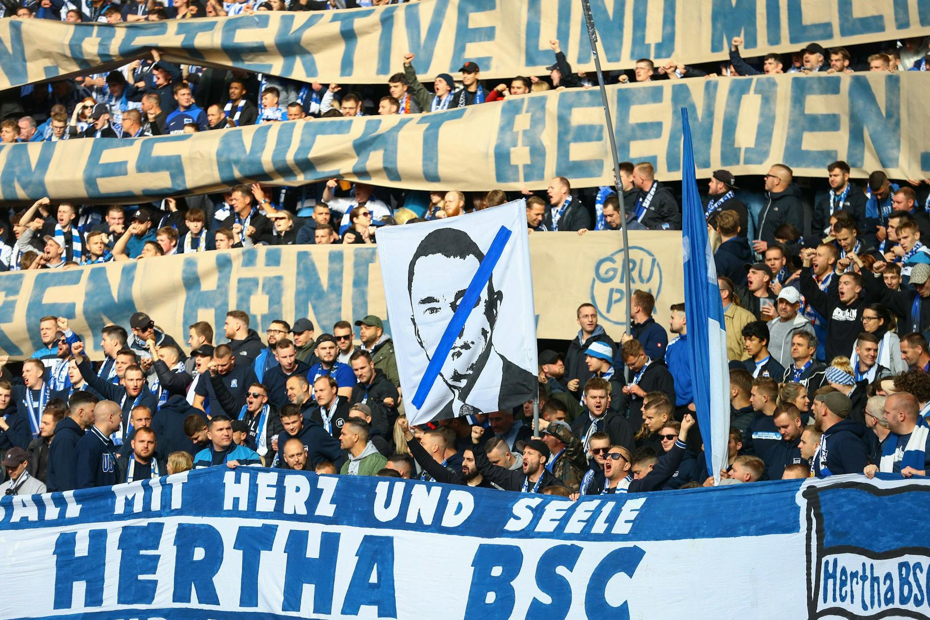 Hertha-Fans protestieren mit Bannern gegen Investor Lars Windhorst.