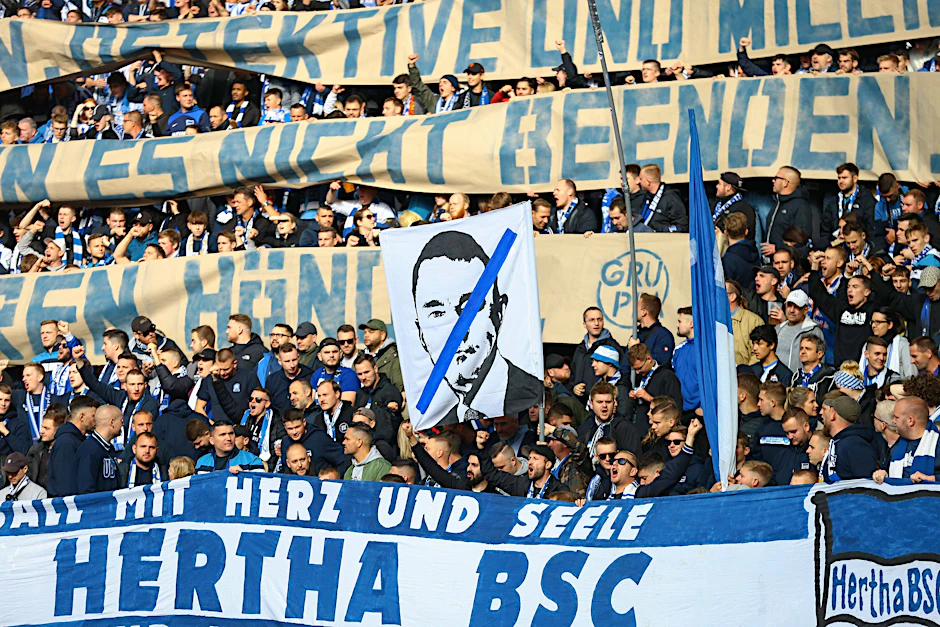 Hertha-Fans protestieren mit Bannern gegen Investor Lars Windhorst.