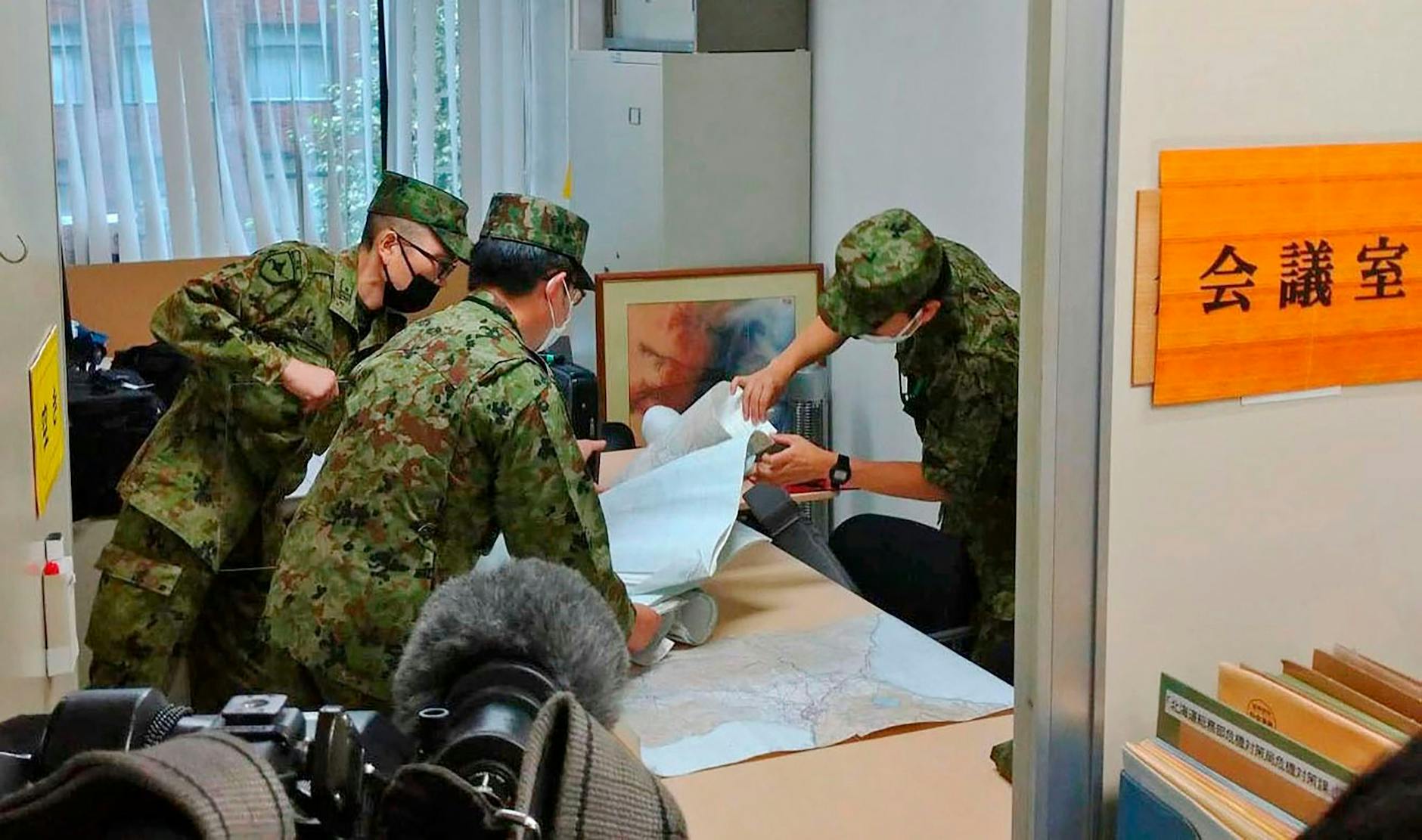 Mitglieder der japanischen Selbstverteidigungsstreitkräfte organisieren sich nach Berichten über den nordkoreanischen Raketenstart.