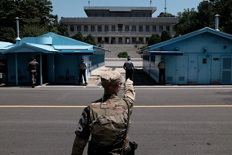 In der sogenannten Joint Security Area an der Grenze zu Nordkorea blicken Südkoreanische Soldaten in Richtung Norden.  
              
              