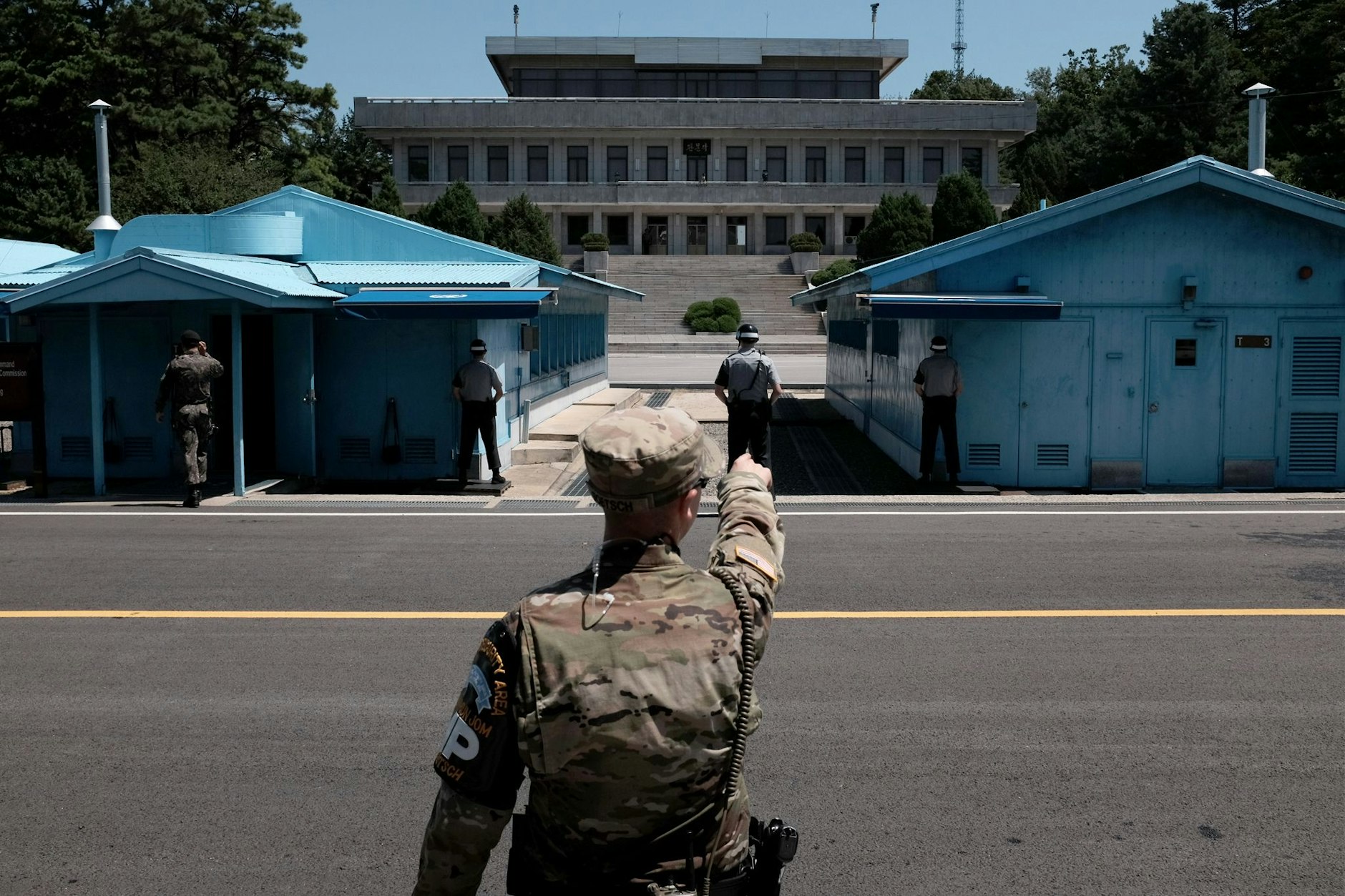In der sogenannten Joint Security Area an der Grenze zu Nordkorea blicken Südkoreanische Soldaten in Richtung Norden.