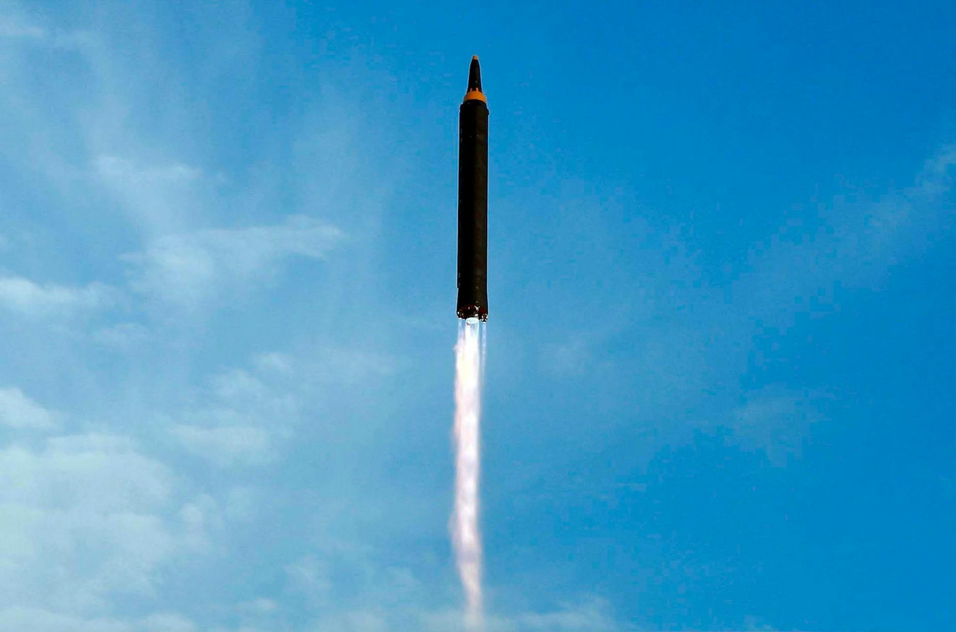 ARCHIV - Dieses undatierte Bild, das am 16. September 2017 von der nordkoreanischen Regierung verbreitet wurde, zeigt den angeblichen Teststart einer Mittelstreckenrakete vom Typ Hwasong-12 in Nordkorea.