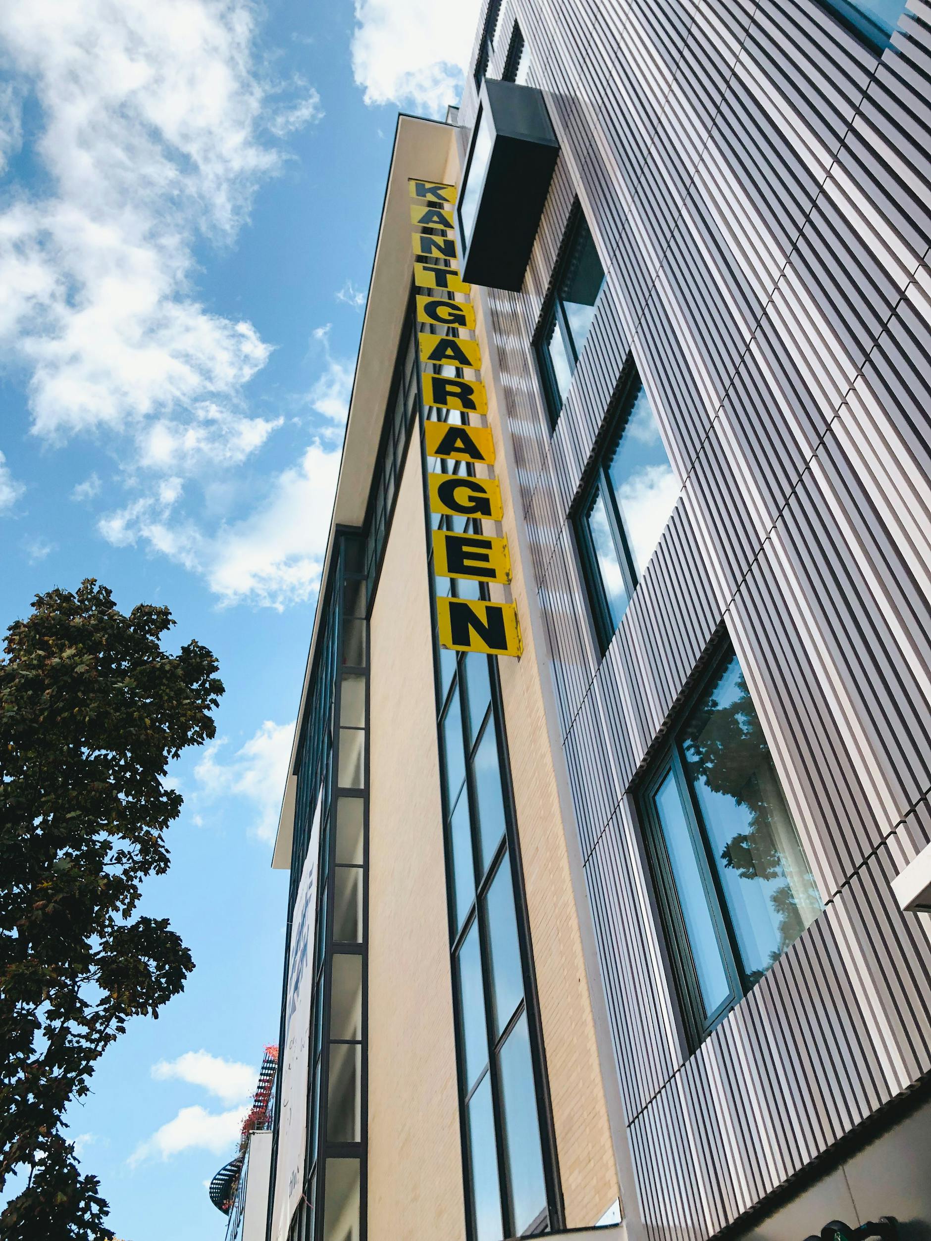 Direkt neben dem Designcenter gibt es seit August auch ein Hotel, das ebenfalls zum Stilwerk gehört (re.). Alle Möbelstücke aus den Zimmern können die Gäste auch für zu Hause erwerben.