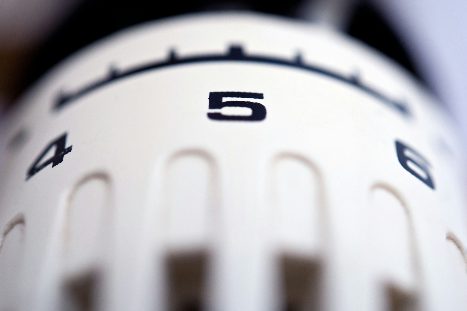 Eine hohe Stufe am Thermostat führt zwar zu einer hohen angepeilten Raumtemperatur. Aber schneller geht das Heizen nicht.