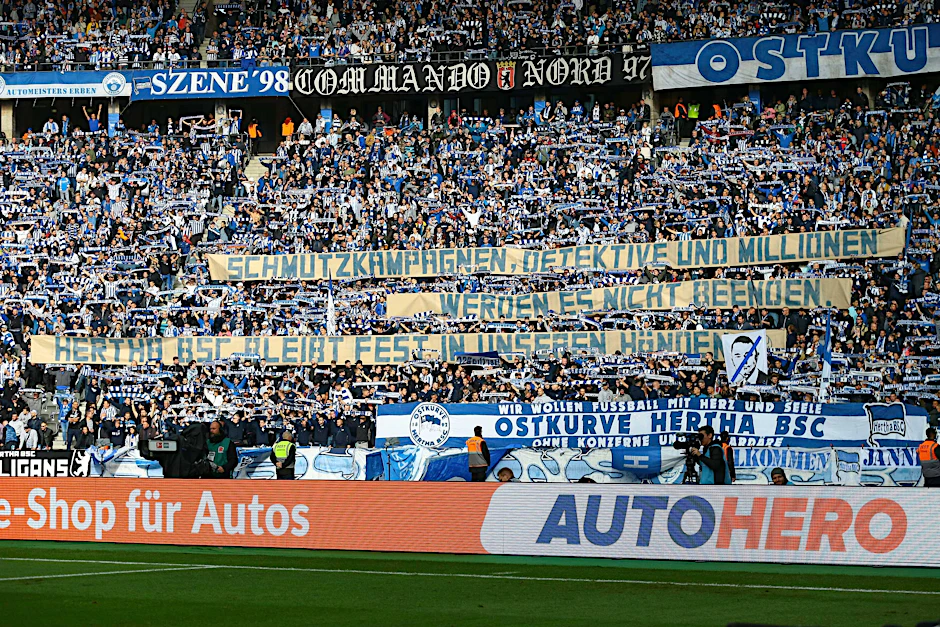 „Schmutzkampagnen, Detektive und Millionen werden es nicht beenden. Hertha BSC bleibt fest in unseren Händen“ steht in der Ostkurve beim Heimspiel gegen Hoffenheim vergangenen Sonntag.