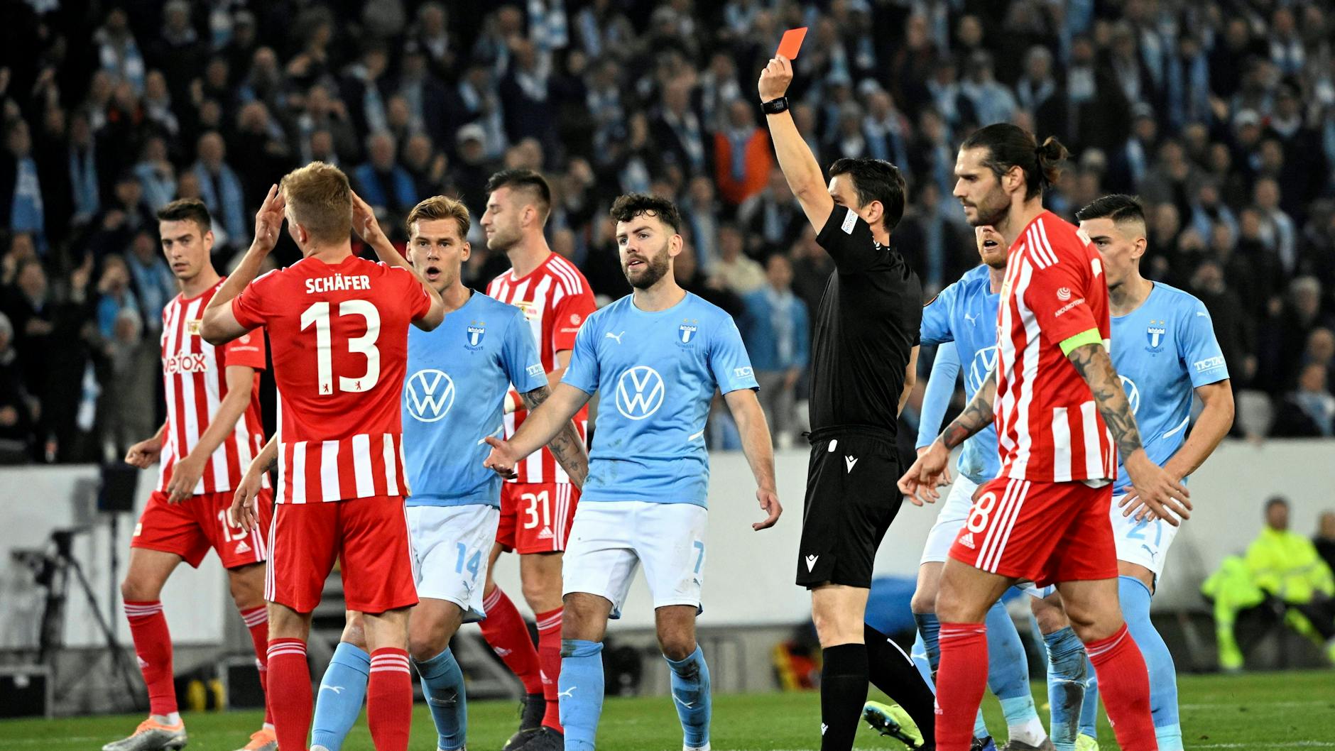 Der Schock kurz vor der Pause: Andras Schäfer sieht Rot und muss vom Platz.