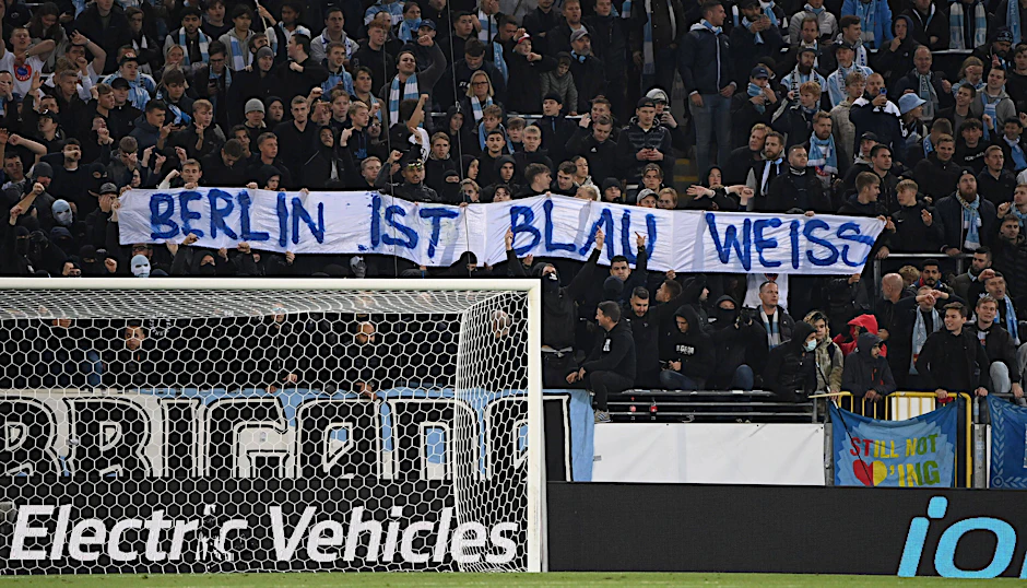 Provozierendes Plakat in den Reihen der Malmö-Fans. Und einige Unioner sind auch noch so naiv, über das hingehaltene Stöckchen zu springen.