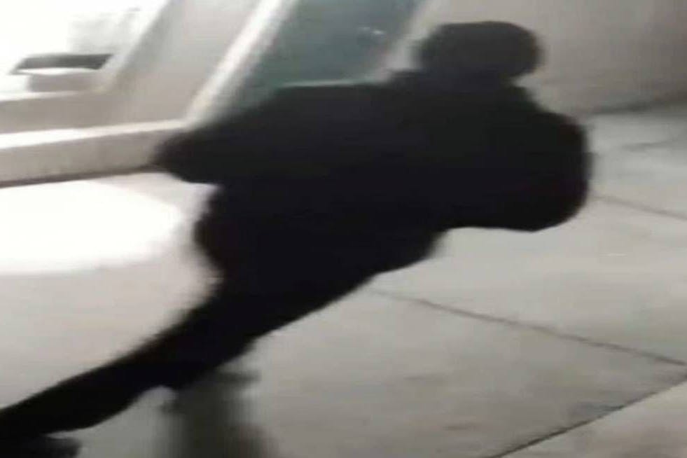 Eine Überwachungskamera filmte den Serienmörder an einem Tatort.