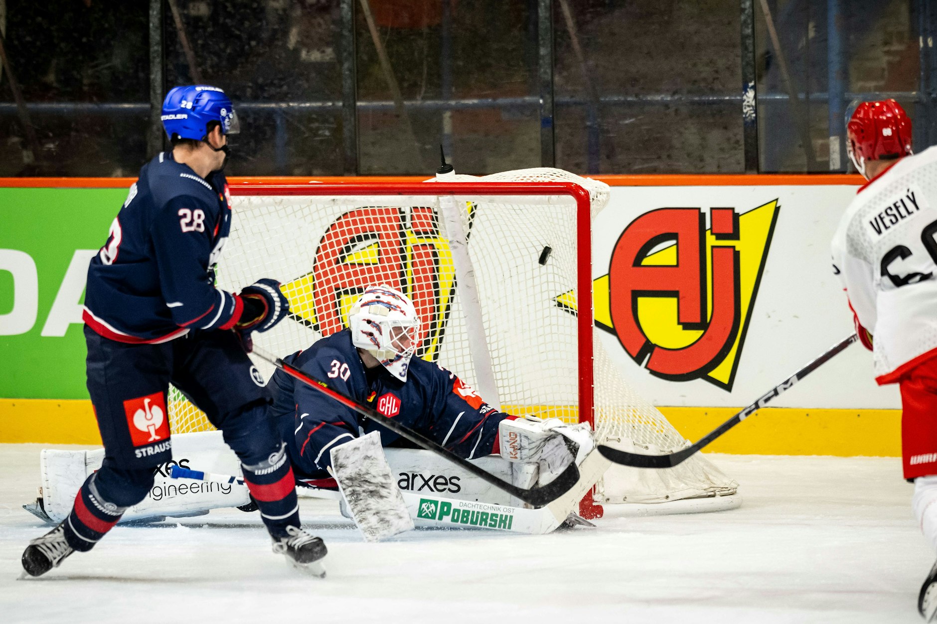Die Not ist schon gegen Mountfield HK groß, Stürmer Frank Mauer (l.) hilft als Verteidiger aus, kann das erste Tor der Tschechen zum zwischenzeitlichen 2:1 aber auch nicht verhindern.