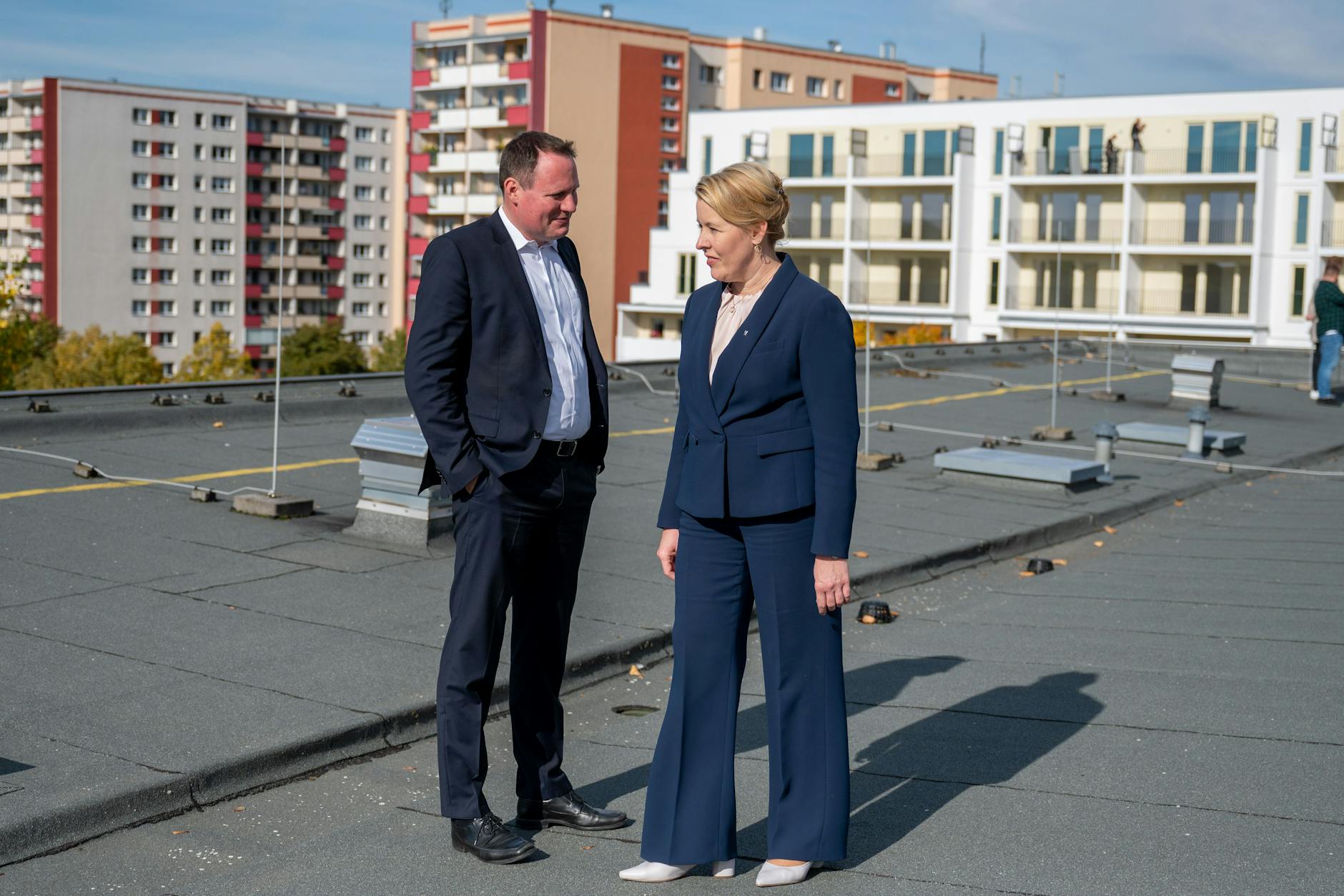 Franziska Giffey, Regierende Bürgermeisterin von Berlin (SPD), und Ulrich Schiller, Geschäftsführer der Howoge Wohnungsbaugesellschaft, stehen auf einem Dach vor dem Pilotprojekt zur Aufstockung von Plattenbauten in Berlin-Buch. Die landeseigene Berliner Wohnungsbaugesellschaft Howoge untersucht an zwei Standorten, inwieweit sich der Plattenbautyp WBS 70 für die Aufstockung von Bestandsgebäuden eignet. 