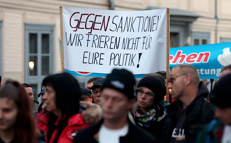 Eine Demonstration gegen die Energiepolitik startet vor dem Schweriner Schloss.  