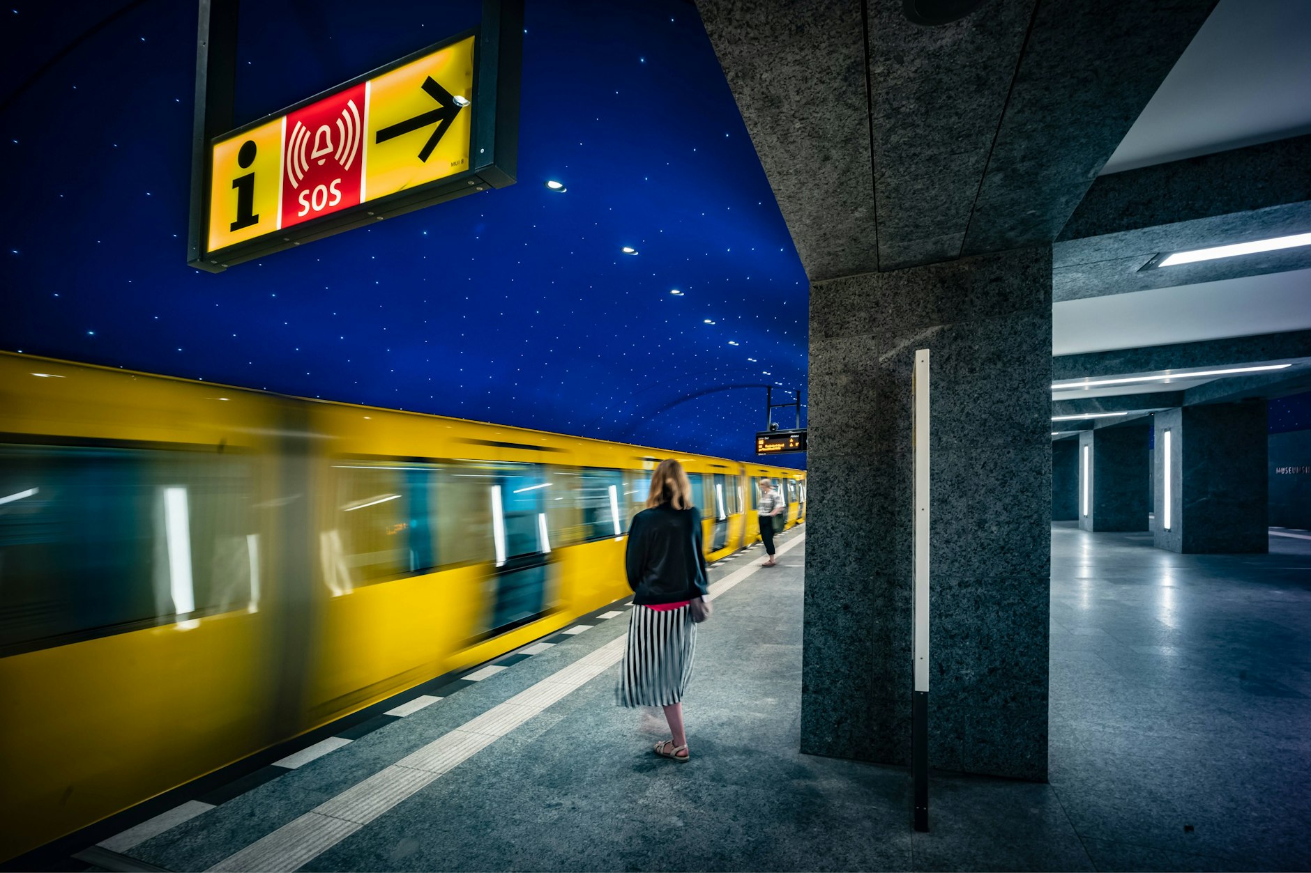 U-Bahn fahren unterm Sternenhimmel: Eine U5 fährt in die Station Museumsinsel in Mitte ein.