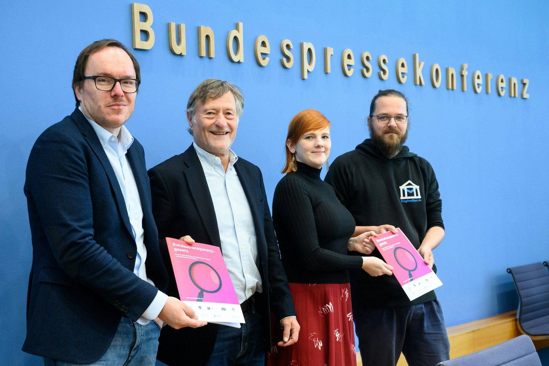 Daniel Drepper, Netzwerk Recherche, Hartmut Bäumer, Transparency International Deutschland, Marie Jünemann, Mehr Demokratie e. V., und Arne Semsrott, Open Knowledge Foundation, stellen in der Bundespressekonferenz einen Entwurf eines Bundestransparenzgesetzes vor.