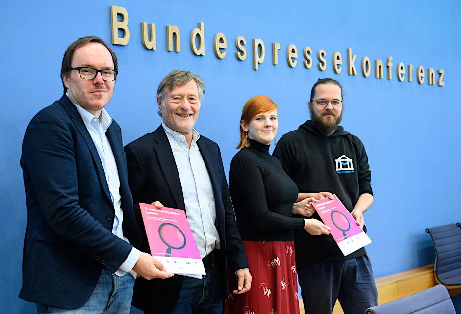 Daniel Drepper, Netzwerk Recherche, Hartmut Bäumer, Transparency International Deutschland, Marie Jünemann, Mehr Demokratie e. V., und Arne Semsrott, Open Knowledge Foundation, stellen in der Bundespressekonferenz einen Entwurf eines Bundestransparenzgesetzes vor.