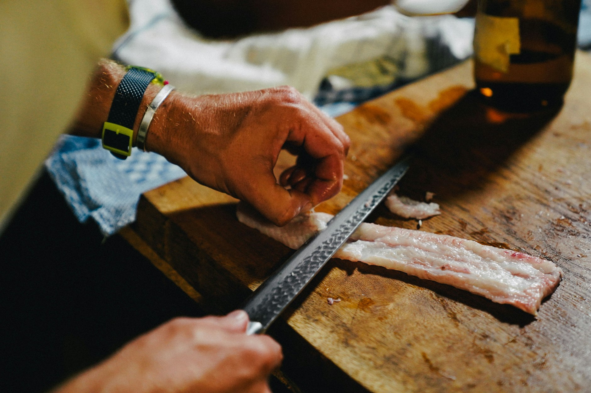 Die Arbeit lohnt sich: Einen Aal zu filetieren erfordert Fingerspitzengefühl. Ist die Arbeit getan, entschädigt der Fisch mit seinem Aroma.