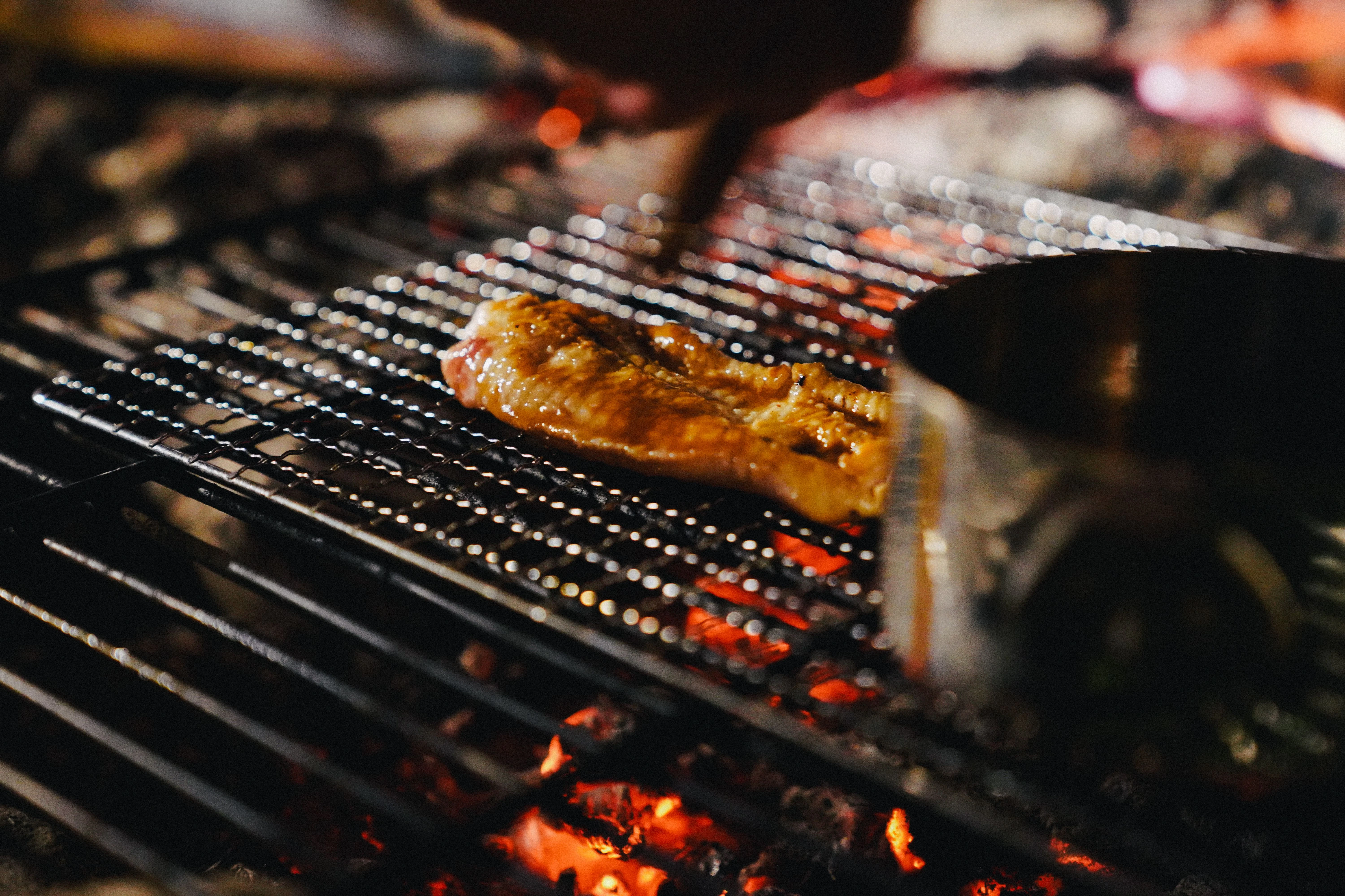 Während des Grillens will der Fisch immer schön lackiert werden. So bleibt er saftig.&nbsp;