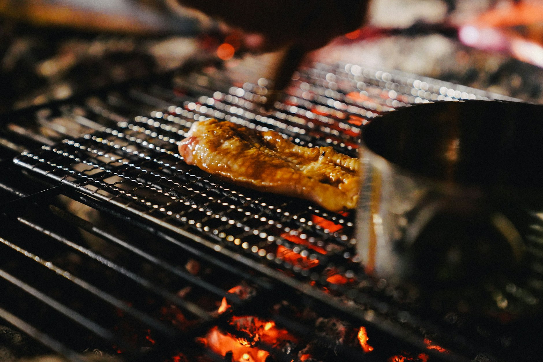 Während des Grillens will der Fisch immer schön lackiert werden. So bleibt er saftig.&nbsp;