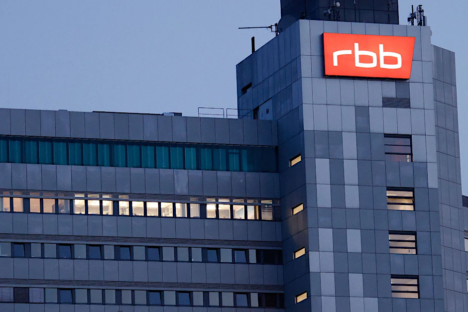 ARCHIV - Das beleuchtete Logo des Senders Rundfunk Berlin-Brandenburg (RBB) ist an der Fassade am Sitz des Senders an der Masurenallee angebracht.  