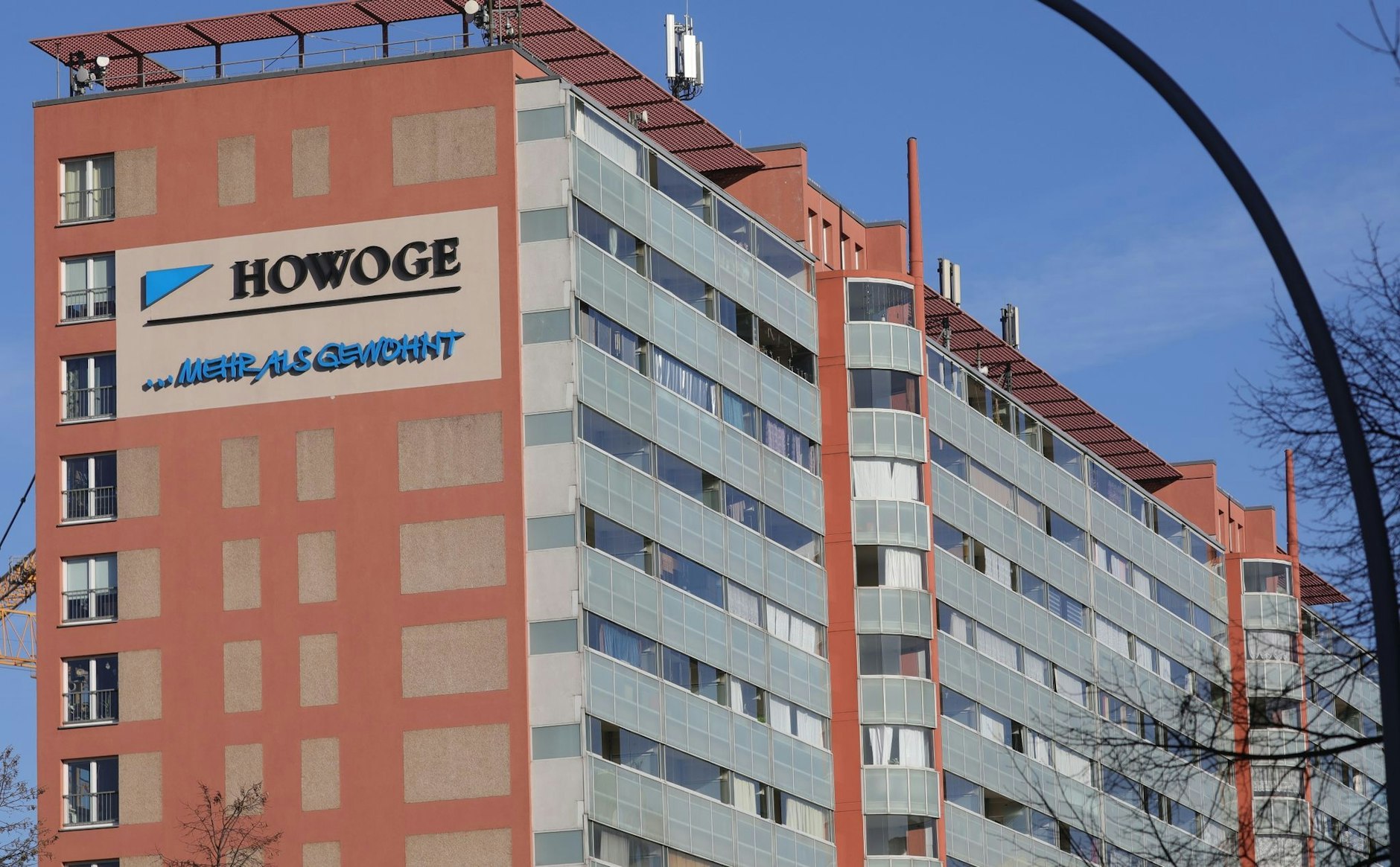 ARCHIV - Wohnhäuser der Wohnungsbaugesellschaft HOWOGE sind zu sehen.  