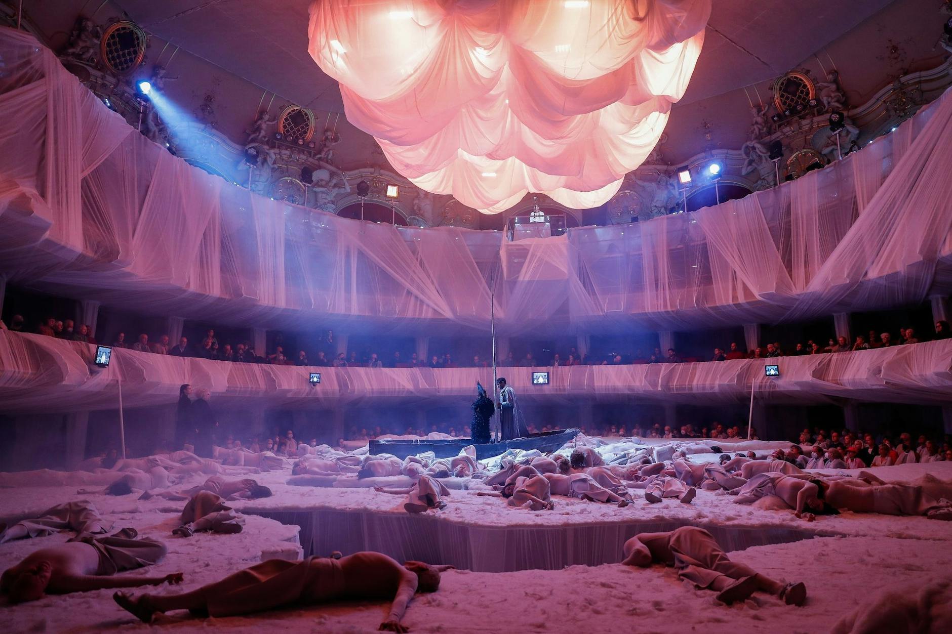 Darstellerinnen und Darsteller während der Fotoprobe vor der Premiere von Luigi Nonos «Intolleranza 1960» in der Komischen Oper.