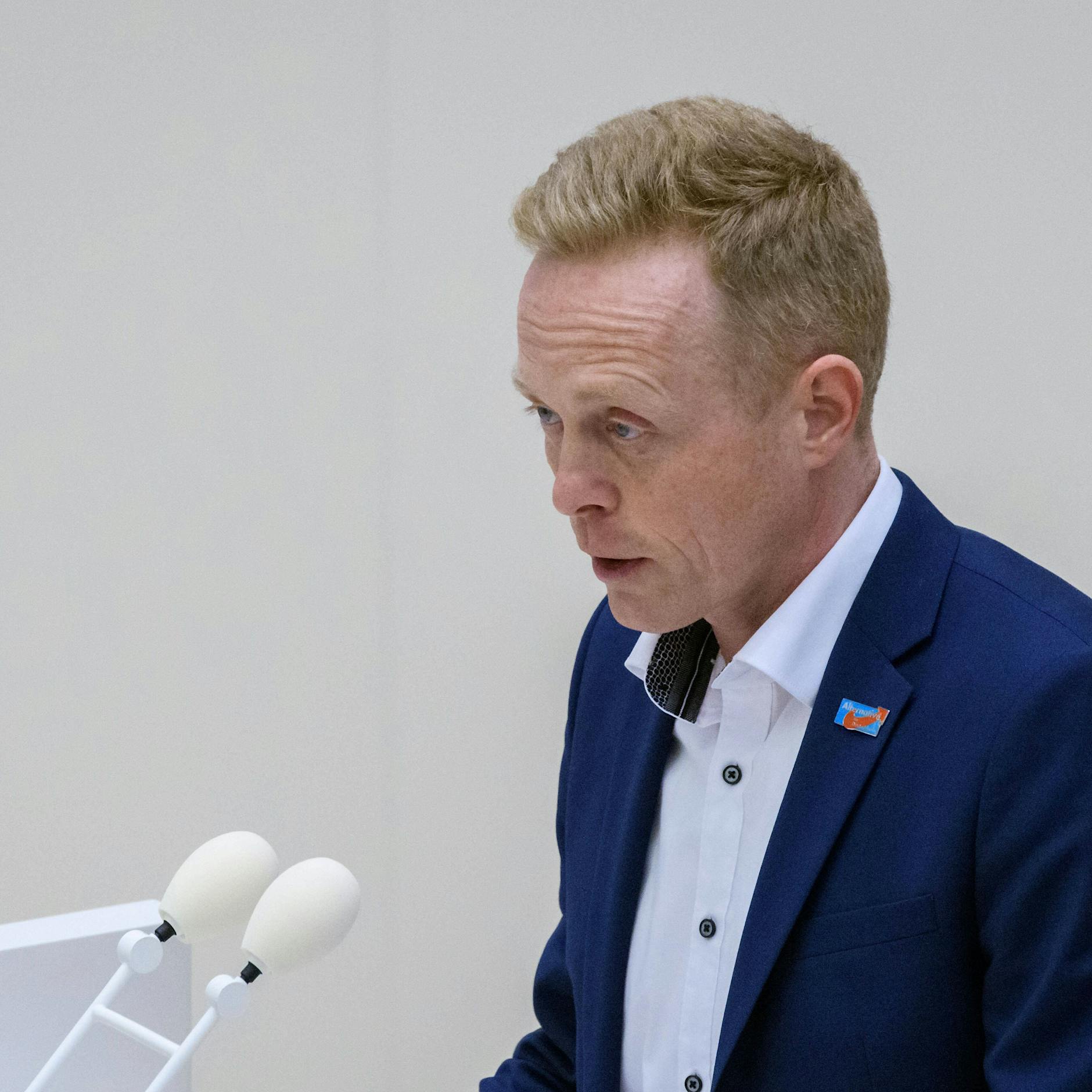 Stichwahl in Cottbus: AfD-Mann hetzt gegen Migranten und Gegenkandidat – Anzeige!