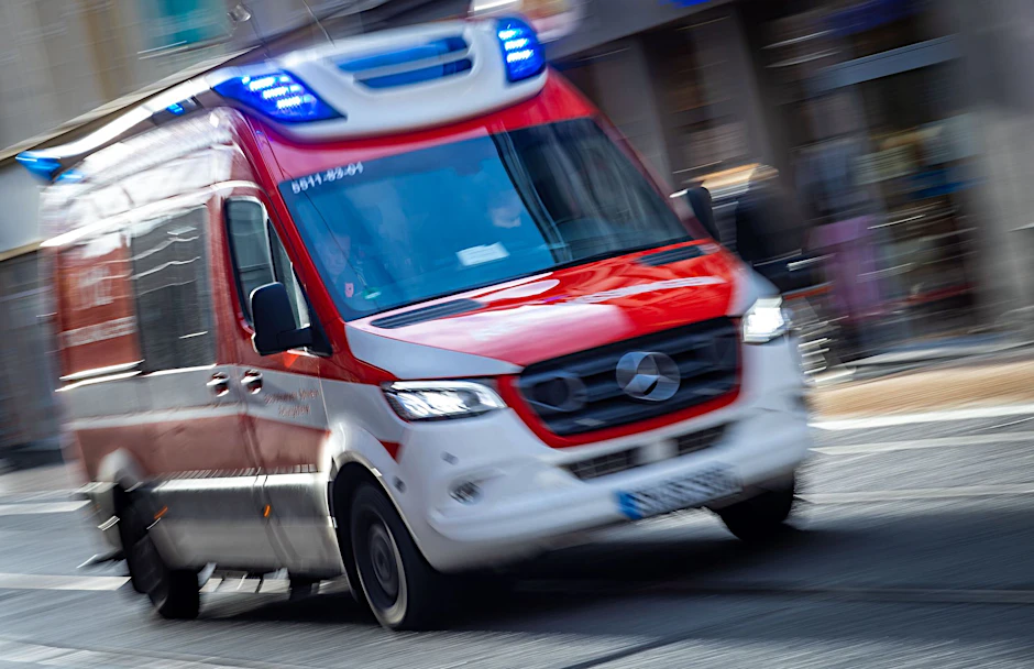 ARCHIV - Ein Rettungswagen ist mit Blaulicht im Einsatz.  /Symbolbild